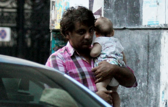 Marius Mihalache şi-a luat mândru fetiţa în braţe