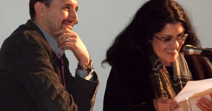 Adriana Babeţi alături de sciitorul Robert Şerban