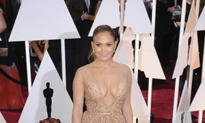 Jennifer Lopez a ținut să și etaleze sânii pe covorul roșu la premiile Oscar 2015 jpeg