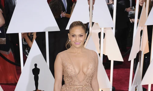 Jennifer Lopez a ținut să și etaleze sânii pe covorul roșu la premiile Oscar 2015 jpeg