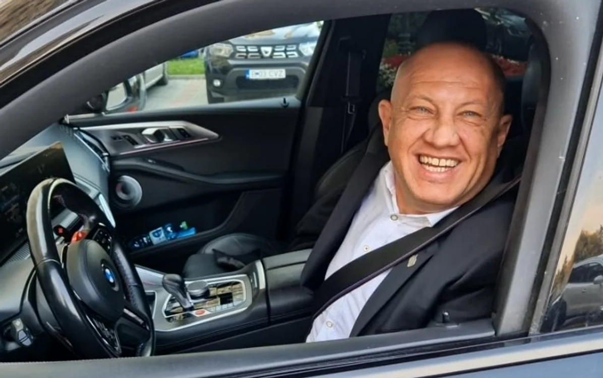 Deputatul PSD Răzvan Iulian Ciortea, la volanul unui BMW XM  Foto: snoop.ro