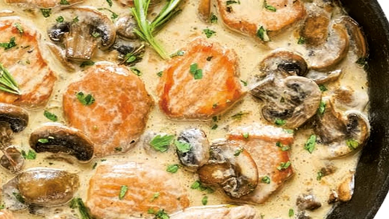 cotlete de porc cu sos de smantana si ciuperci jpg