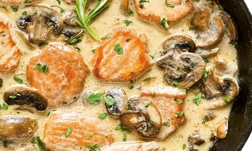 cotlete de porc cu sos de smantana si ciuperci jpg