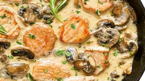 cotlete de porc cu sos de smantana si ciuperci jpg