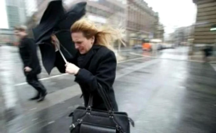 Cod galben și portocaliu de vânt puternic.