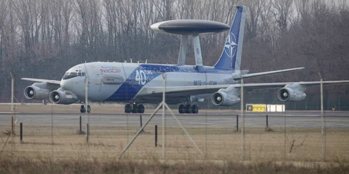 Primul dintre cele trei avioane AWACS care vor opera din România aterizează în Otopeni, Ilfov. FOTO Inquam Photos / George Călin