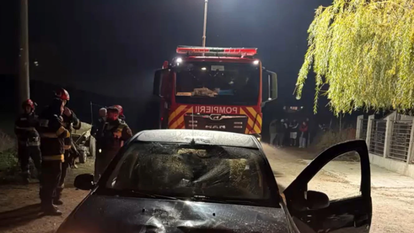 Un pompier a fost lovit intenționat cu o cărămidă în piept, în timp ce participa la un incendiu.