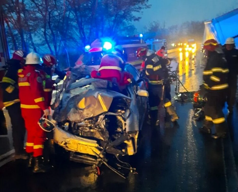 Maşina implicată în accident a ajuns un morman de fiare contorsionate FOTO unupetrotus.ro