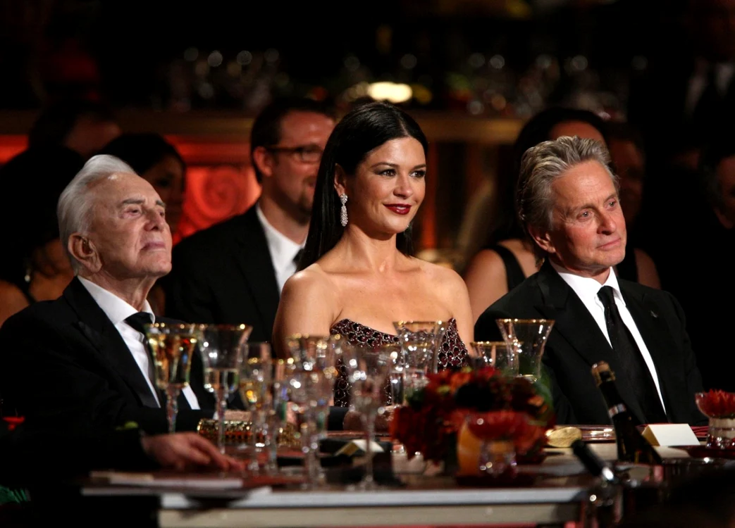 Michael Douglas şi Catherine Zeta-Jones au făcut publice imagini cu Kirk Douglas şi le-au mulţumit fanilor pentru susţinere FOTO Guliver/Getty Images