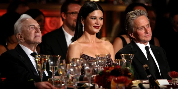 michael douglas si catherine zete jones au postat poze si mesaje pentru kirk douglas
