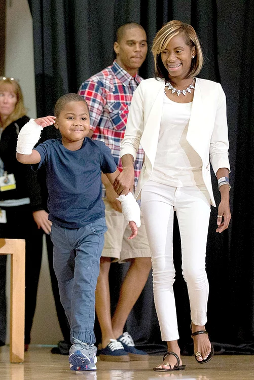 
    Mama sa, Pattie Ray, i-a fost un sprijin adevărat  micuţului, care a primit de la ea  şi un rinichiFotografii: AP  