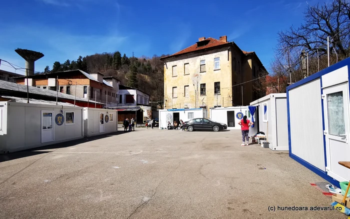 Tabăra de containere din Aninoasa. Foto: Daniel Guță