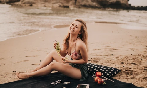 fata plaja unsplash jpeg