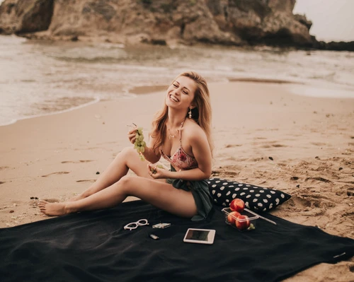 fata plaja unsplash jpeg