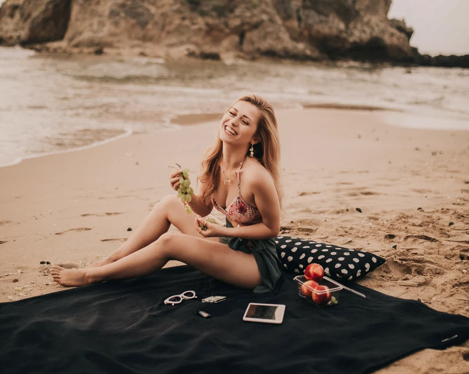 
    Când mergem la plajă trebuie să avem grijă cât și cum ne expunem la soareFOTO: Unsplash.com  