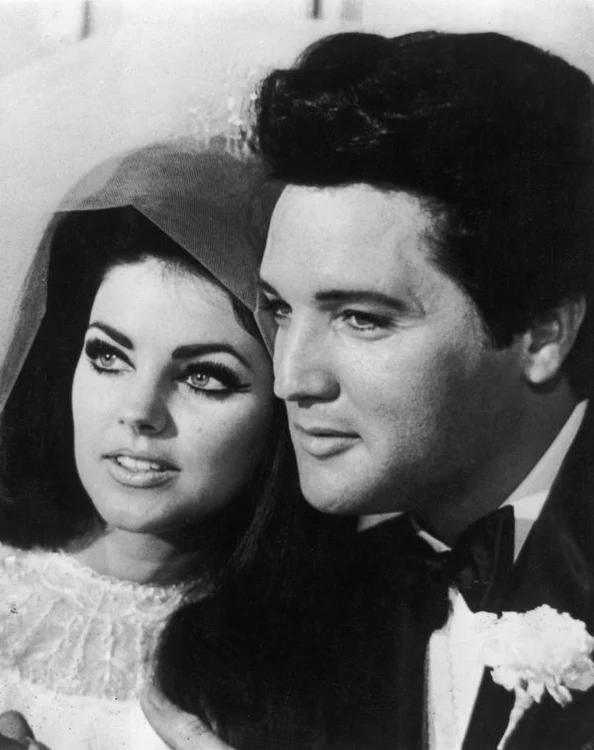 Priscilla şi Elvis Presley, imagine din timpul nunţii, care a avut loc în Las Vegas (1 martie 1967)