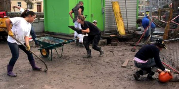 Italieni încearcă să-şi salveze bunurile după inundaţii 