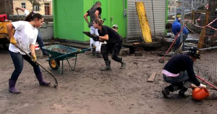 Italieni încearcă să-şi salveze bunurile după inundaţii