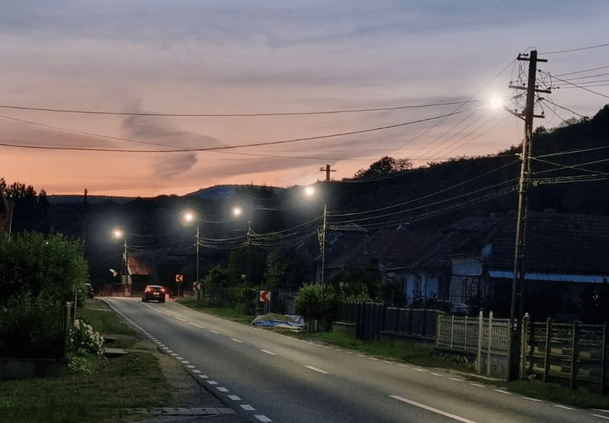 Orașul din Transilvania care își reduce factura la iluminat public cu 50%. Au fost instalate 3.000 de corpuri LED