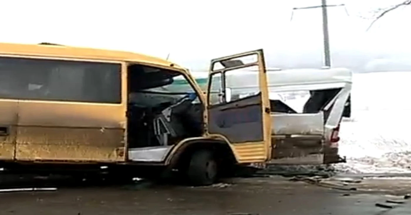 Microbuzele s-au accidentat frontal. Sursa: Protv.md