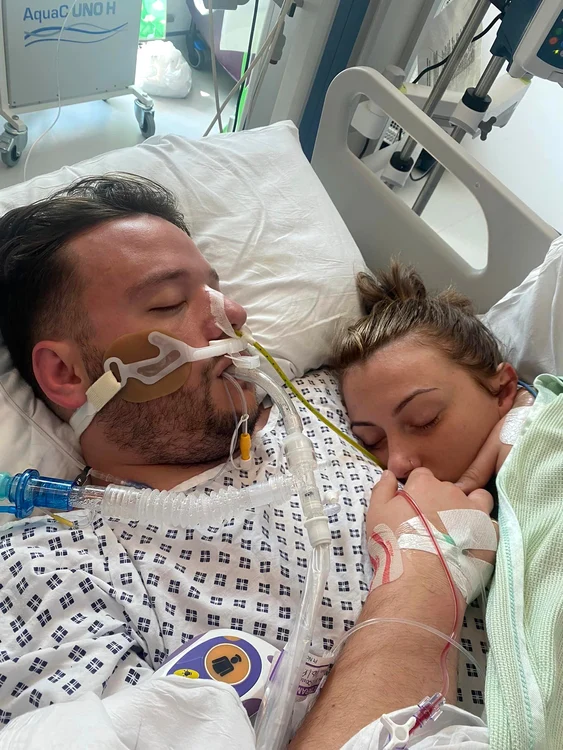 Kaitlyn, alături de Jack, pe patul de spital / foto: Facebook