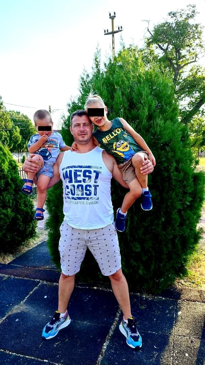 Cei doi copilași au rămas acum orfani de ambii părinți / foto: arhiva personală