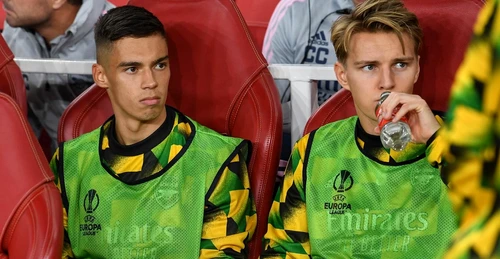 Cătălin Cîrjan, alături de Odegaard, pe banca de rezerve a lui Arsenal Londra. Foto Instagram 