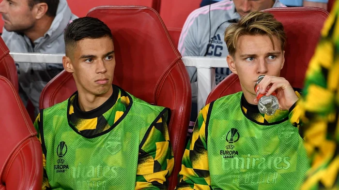 Cîrjan (stânga), dă banca de rezerve a lui Arsenal pe un post de titular la Rapid. Foto Facebook