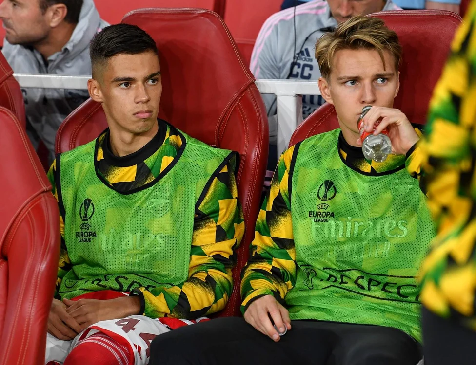 Cătălin Cîrjan (stânga), pe banca lui Arsenal. Foto Instagram