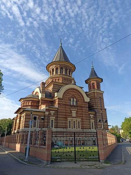 Povestea uneia dintre cele mai frumoase biserici din România. Mii de muncitori au contribuit cu bani la realizarea ei FOTO