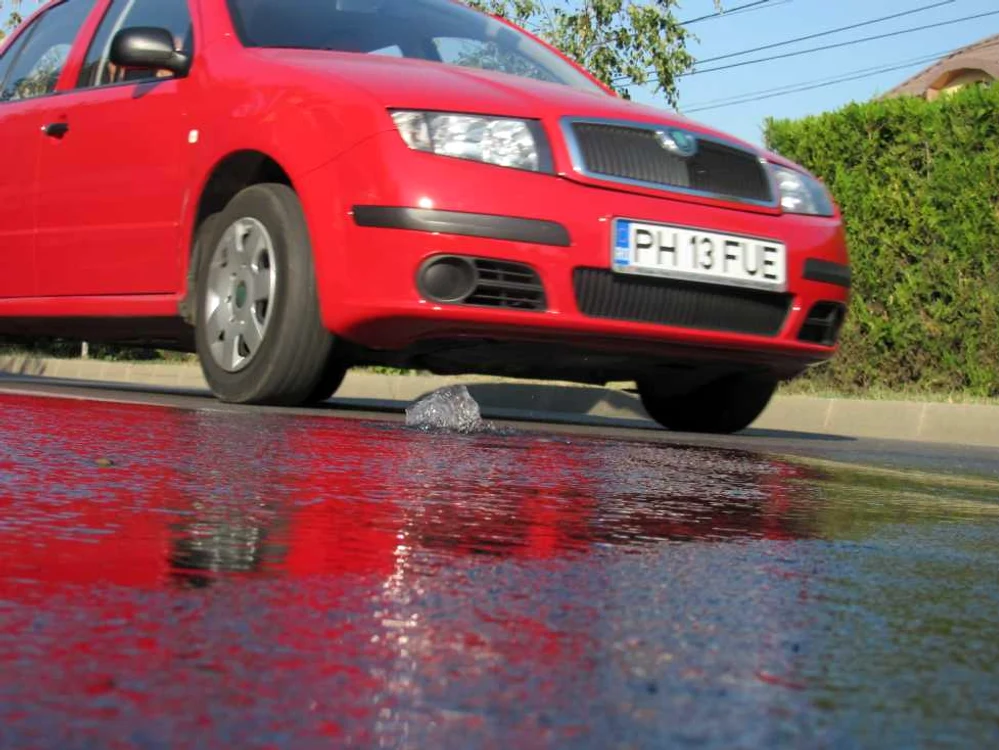 Apa a ieşit din mijlocul străzii