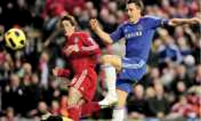 Fernando Torres (în roşu) l-a învins de două ori pe portarul lui Chelsea, Petr Cech