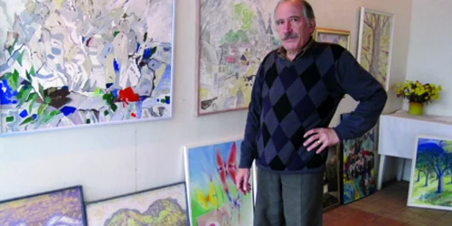 Artistul Ion Bobeică a pregătit tablourile pentru licitaţie
