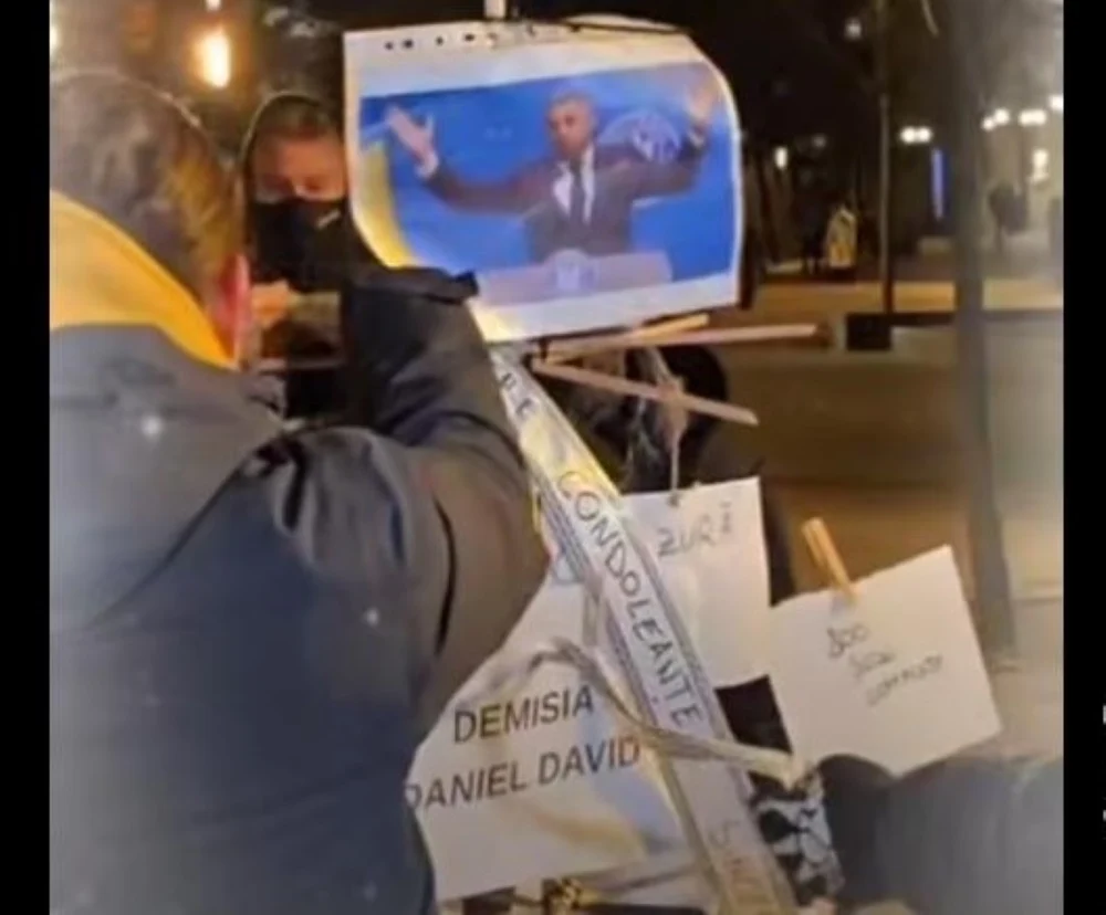 Protest studenţesc inedit la Cluj-Napoca. Colind „cu dedicaţie” şi mesaje dure pentru ministrul Educaţiei. „I-am împodobit bradul lui David”