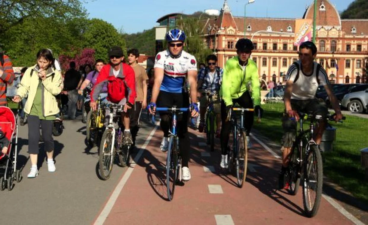 Bicicliştii vor face un tur al oraşului. FOTOArhivă.