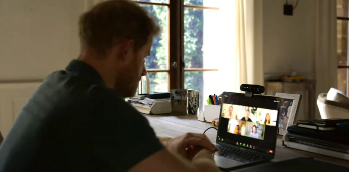 Harry la birou, lângă poza cu Archie, Profimedia jpg