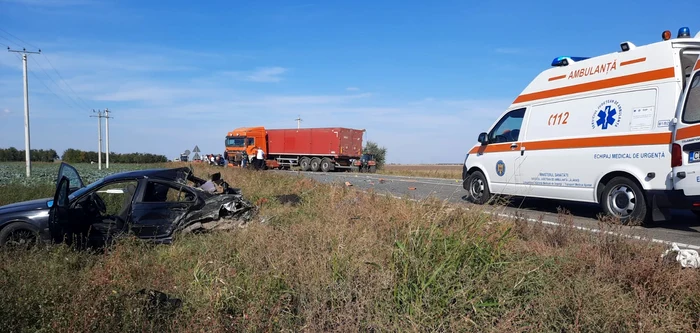 Impact violent pe DN21 între un autoturism și un autocamion FOTO Facebook ISU Călărași