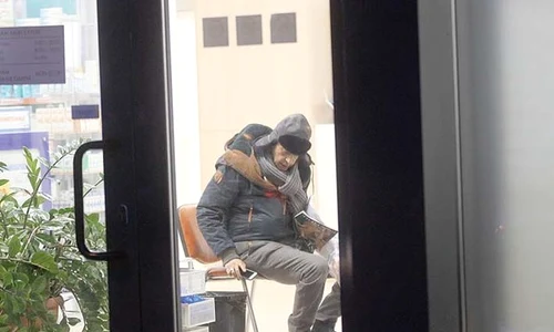 În luna ianuarie, fotoreporterii Click!, l au surprins pe regizor la clinica privată unde se tratează jpeg