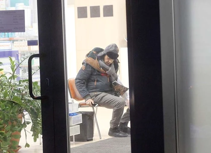 În luna ianuarie, fotoreporterii Click!, l-au surprins pe regizor la clinica privată unde se tratează