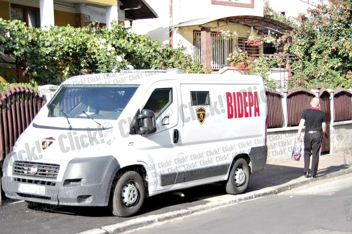 
    Cei doi agenţi lucrează la firma BIDEPA  