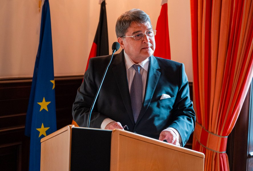 Ministrul Emil Hurezeanu: Prin prisma ajutorului acordat Ucrainei şi a graniţelor, România este îndreptăţită să solicite participarea la negocierile de pace