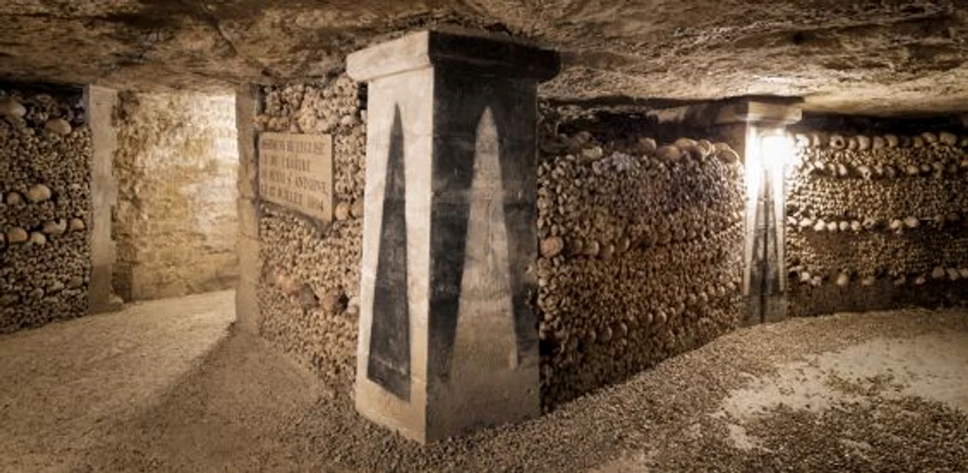 Catacombele din Paris sunt considerate unul dintre cele mai terifiante locuri din lume FOTO azuremagazine.com