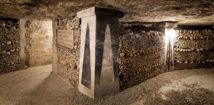 Catacombele din Paris sunt considerate unul dintre cele mai terifiante locuri din lume FOTO azuremagazine.com