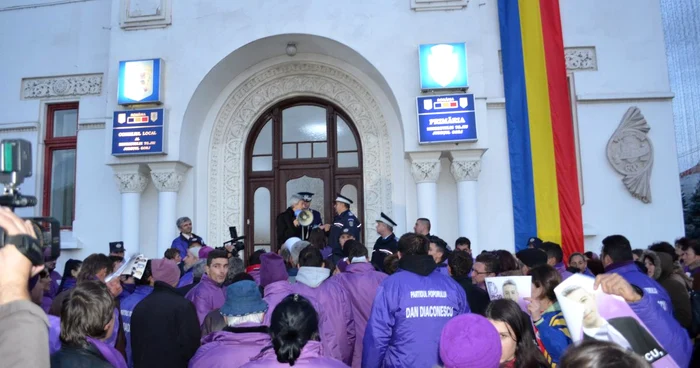 Susţinătorii lui Dan Diaconescu au protestat în faţa sediului Primăriei Târgu-Jiu