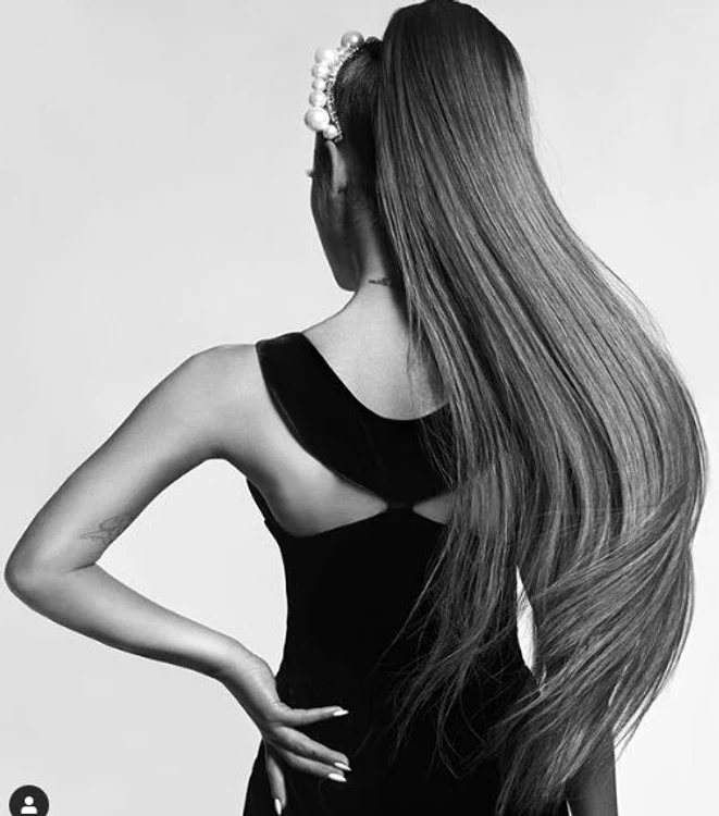 Ariana Grande și coada ei celebră, vedete pentru Givenchy