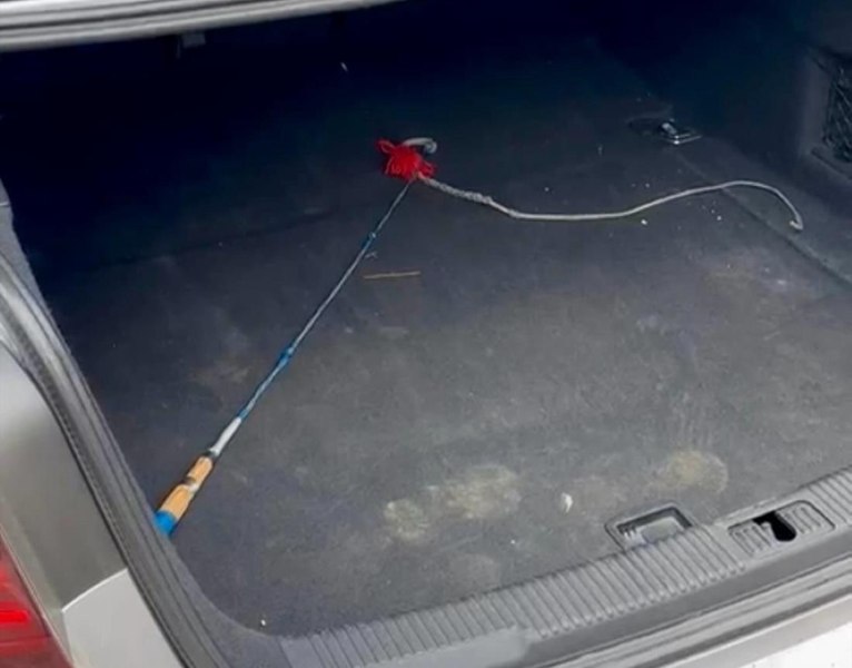 Adolescentă de 18 ani din Târgovişte, sechestrată şi bătută cu biciul de fostul iubit. Tânărul a fost arestat preventiv