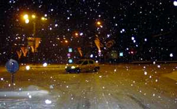 Zăpada a acoperit drumurile