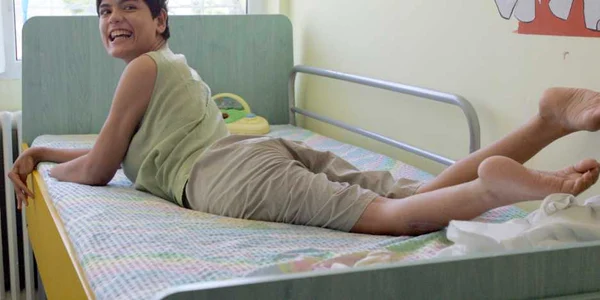 Copiii cu handicap riscă să rămână needucaţi