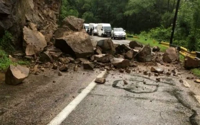 Drumul a fost blocat de prăbuşirea bolovanilor. Foto: Facebook/ Răzvan vesa