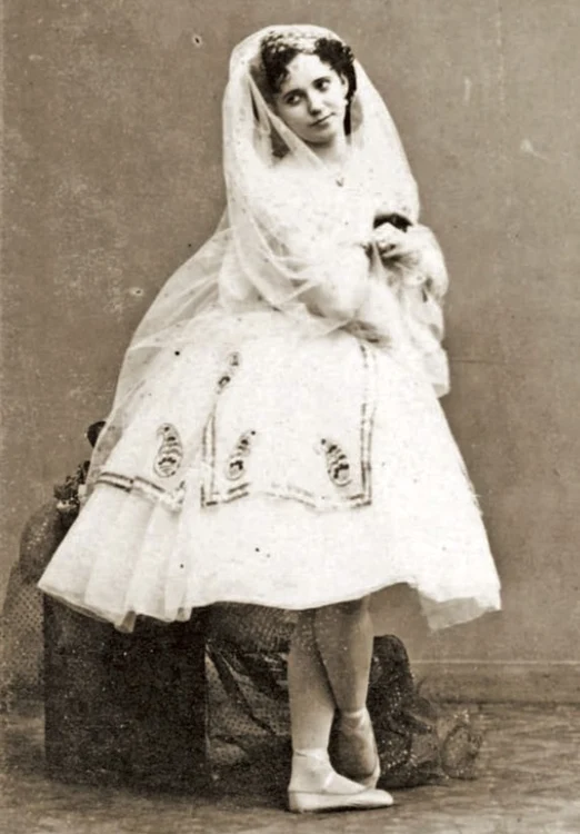Balerina Marie Taglioni,  prima purtătoare a fustei care va intra în istorie sub denumirea de „tutu” (sec. XIX)